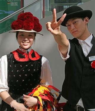 Koreanische Frau und Mann in Schwarzwälder Tracht