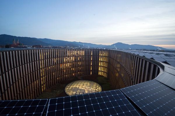 Solarananlage auf dem Rathaus im Stühlinger in der Dämmerung